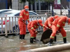 守望“湘”“豫”：跨區(qū)域消防救援力量堅(jiān)守大堤排澇